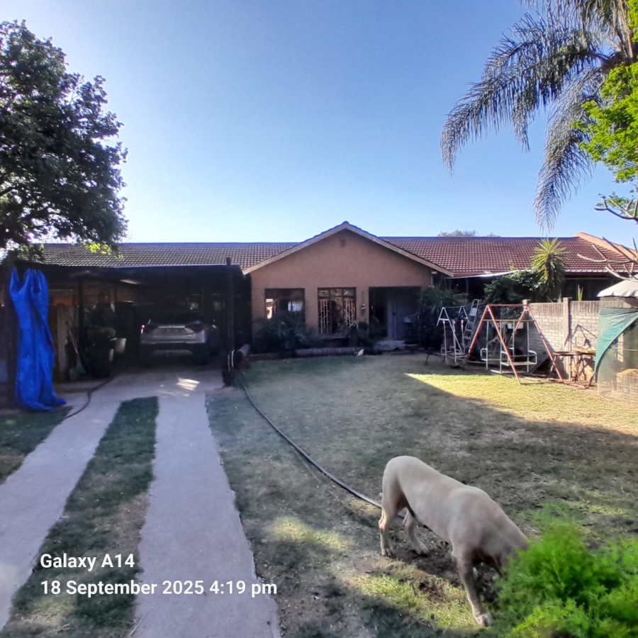 6 Bedroom Property for Sale in Oos Einde North West